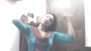 Punjabi housewife from Delhi cleavage show recorded by her neighbor while she was hanging her laundry