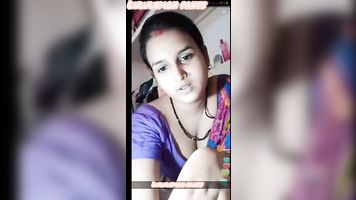 Beautiful Desi bhabhi shows her boobs